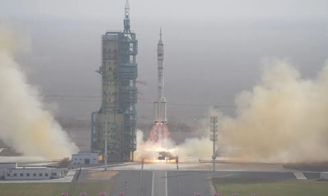 Shenzhou-22, insanlı uzay programının ilk acil görevinde yörüngeye yerleştirildi