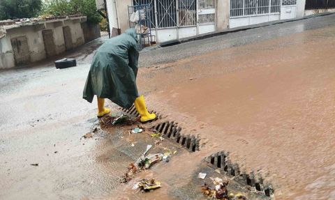 Silvan'da sağanak yolları göle dönüştü