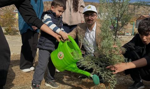 Sincik'te 90 fidan toprakla buluştu