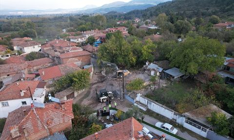 Sındırgı'da Depremden Sonra Yıkım Çalışmaları Devam Ediyor
