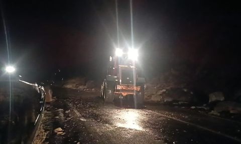 Şırnak’ta Komato bölgesinde kaya düşmesi yolu kapattı