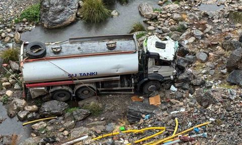Şırnak’ta su tankeri uçuruma yuvarlandı: sürücü yaralandı