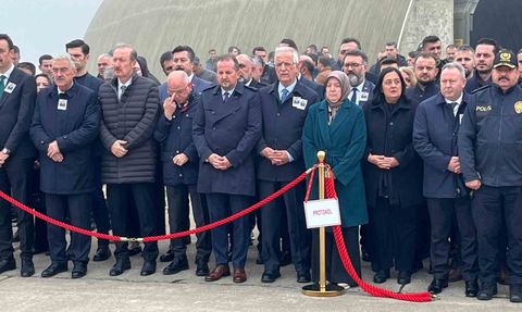 Sis nedeniyle Yenişehir'e inemeyen uçak Bursalı şehitleri geciktirdi