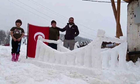 Sivas Kızılelma'da kardan '15 Temmuz Şehitler Köprüsü' görenleri duygulandırdı