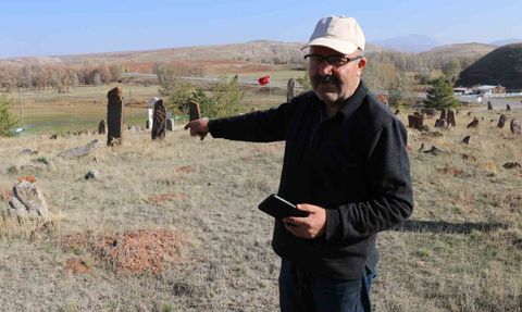 Sivas’ta 4 asırlık mezarlık: Orhun Kitabelerini andıran dev taşlar