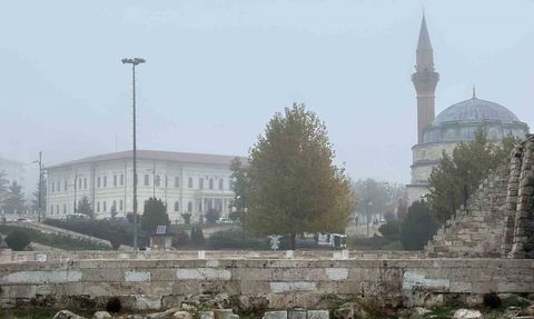 Sivas'ta Yoğun Sis Tarihi Meydanını Örtüledi