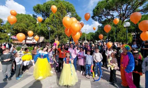 Söke’de Masal’ın Umudu Turuncu Balonlarla Göğe Uçtu