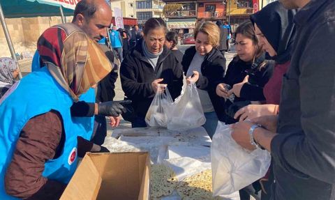 Sultandağı’nda Gazze yararına hayır çarşısı açıldı