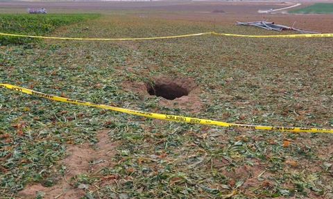 Sultanhanı'nda pancar tarlasında obruk oluştu