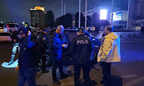Taksim'de 'Huzur İstanbul' Denetimi: Ekipler GBT ve Araç Kontrolleri Yaptı