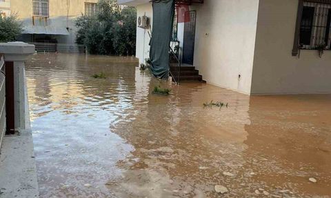 Tarsus'ta su borusu patladı: Sitelerin bahçeleri sular altında kaldı