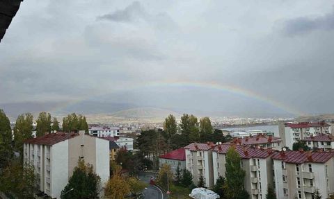 Tatvan'da Van Gölü üzerinde gökkuşağı