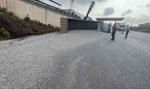 TEM Otoyolu Şekerpınar'da mıcır yüklü kamyon devrildi — 1 yaralı