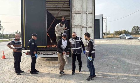 Tokat Erbaa’da dorsesinde 11 kaçak göçmen bulunan tır sürücüsü tutuklandı