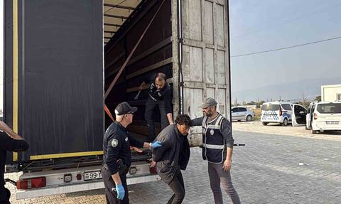 Tokat Erbaa'da tır dorsesinde 11 kaçak göçmen yakalandı
