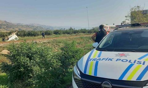 Trenin Çarptığı Kamyonet İkiye Bölündü: 1 Yaralı