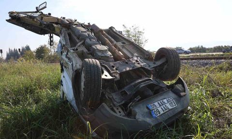 Trenin Çarptığı Kamyonet Paramparça Oldu