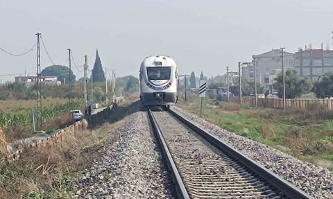 Turgutlu'da Hemzemin Geçitte Kaza: Kamyonetin Kasası Koptu