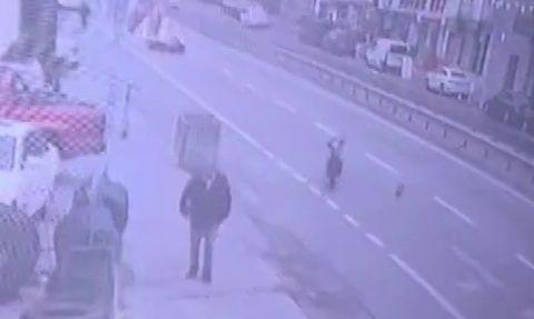 Ümraniye'de sürücüsüz motosiklet kaldırıma çarptı, yaya kıl payı kurtuldu