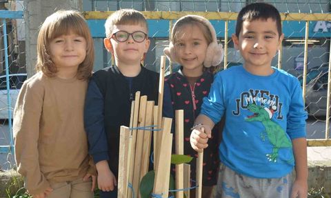 Ünye’de minikler okul bahçesine 16 meyve fidanı dikti