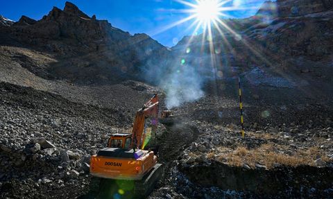 Van-Bahçesaray Yolunda Çığ Riskine Karşı Yeni Önlemler