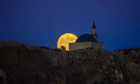 Van Kalesi'nde Kunduz Süper Ay Gökyüzünde Şahane Bir Manzara Oluşturdu