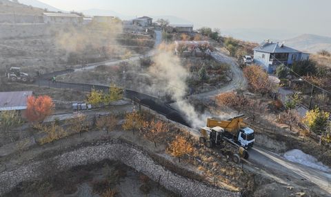 Yeşilyurt Belediyesi Banazı Yeni Mahallesi'nde 3 kilometrelik yolu sıcak asfaltla yeniledi