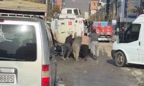 Yüksekova'da Arızalan Zırhlı Araç Vatandaş İmecesiyle Kurtarıldı