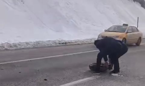 Yüksekova'da Karayoluna Düşen Dev Kaya Parçaları Trafikte Paniğe Neden Oldu