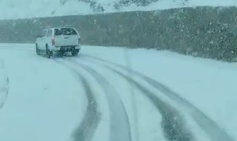 Yüksekova’da yoğun kar yağışı: Çobanpınar yolu karla kapandı