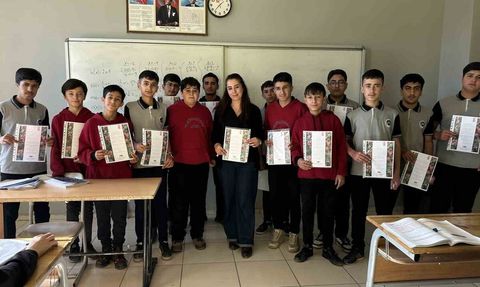 Yüksekova Mehmet Akif Ersoy Lisesi öğrencilerinden öğretmenlere sertifika sürprizi