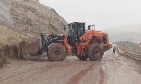 Yüksekova-Van kara yolunda Çöplük mevkiinde heyelan: Karayolları ekipleri müdahale etti