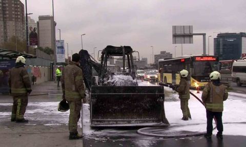 Zeytinburnu Cevizlibağ'da iş makinesi alev alıp kül oldu, trafik dronla görüntülendi