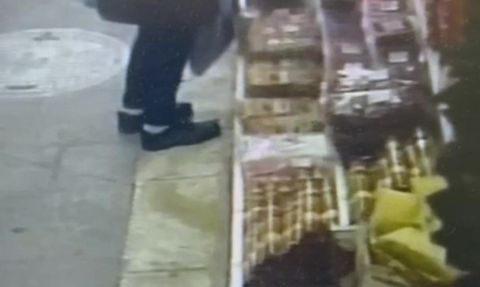 Zonguldak'ta kuruyemiş önünden paket ceviz hırsızlığı güvenlik kamerasında