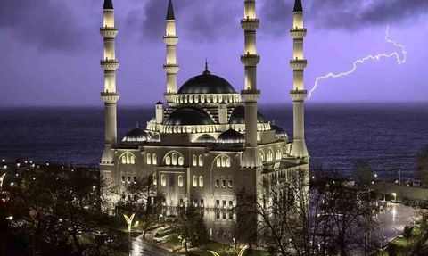 Zonguldak'ta sağanak ve şimşekler geceyi aydınlattı