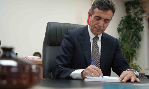 40 yıl sonra mezun olduğu okuluna müdür olarak döndü, anı defteri tutuyor