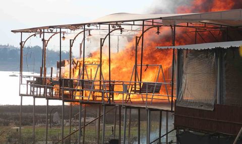 Adana'da Amerikan Adası'nda yıkım gerginliği: İş yerleri yakıldı, bir kişi kendine zarar verdi