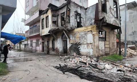 Adana'da metruk binanın bölümü gürültüyle çöktü, mahalleli deprem zannetti