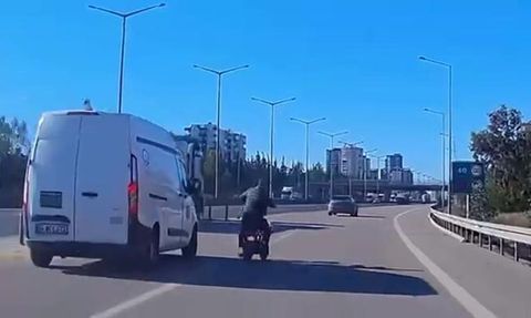 Adana'da otoyolda bisikletli tehlikesi: Şerit değişimi kazaya ramak kaldı