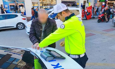 Adana'da trafik denetiminde çok sayıda sürücüye ceza, tepkiler yükseldi