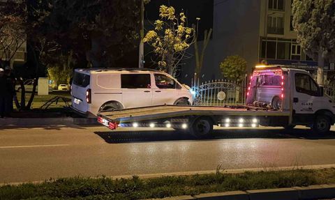 Adıyaman'da minibüs refüjdeki ağaca çarparak durdu