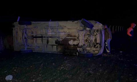 Adıyaman-Kahta yolunda minibüs şarampole devrildi: 4 yaralı