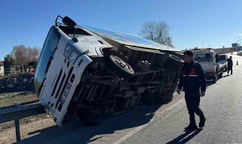 Afyonkarahisar'da kamyonet refüje girip yan yattı: 2 yaralı
