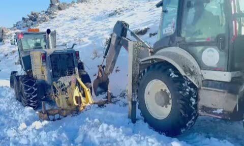 Ağrı'da Greyder Uçurum Kenarında Durdu — Patnos’ta Karla Mücadele