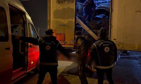 Ağrı merkezinde durdurulan tırın dorsesinde 14 düzensiz göçmen bulundu