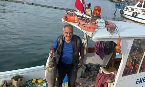 Akçakoca’da 10 kilo 400 gramlık levrek ağına takıldı