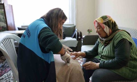 Akdeniz Belediyesi'nden 500 hane için evde temizlik ve kişisel bakım desteği