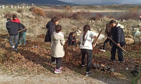 Akharım'da öğrenciler 'Yeşil Akharım-Geleceğe Nefes' için fidan dikti
