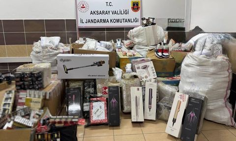 Aksaray’da jandarma operasyonu: Kamyonda binlerce gümrük kaçağı ürün ele geçirildi
