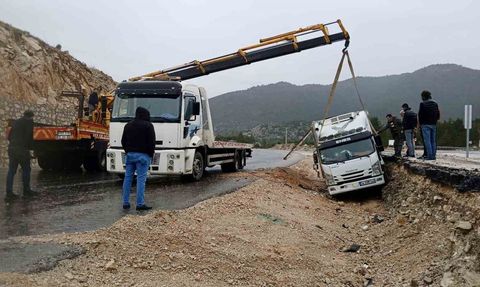 Akseki'de kamyon devrildi: Sürücü yaralandı
